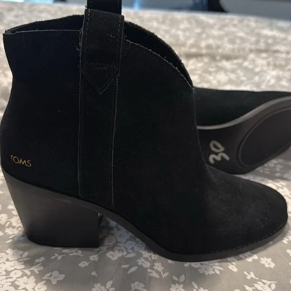 Toms Black Women’s Suede Ankle Booties SOLD OUT with Heel Support CUTE size 9 - Picture 9 of 17